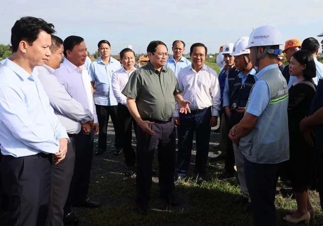 Thủ tướng đến kiểm tra tiến độ thi công dự án Vành đai 3 TP Hồ Chí Minh