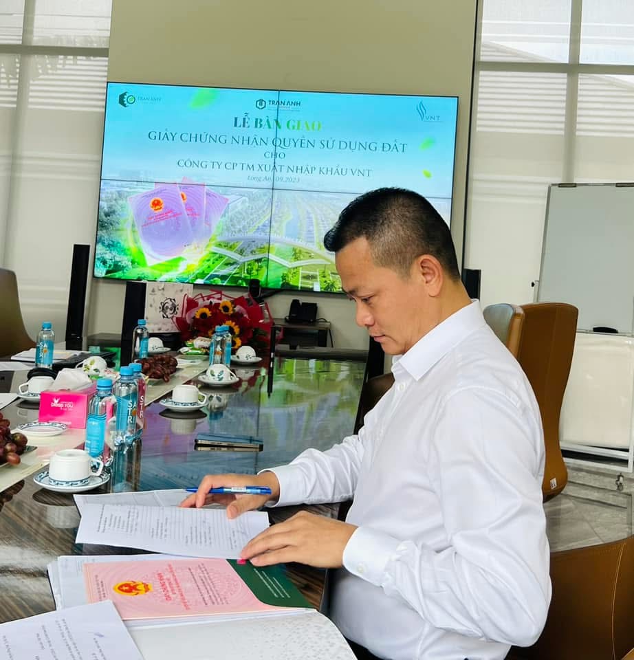 KHU CÔNG NGHIỆP TRẦN ANH – TÂN PHÚ BÀN GIAO SỔ CHO DOANH NGHIỆP