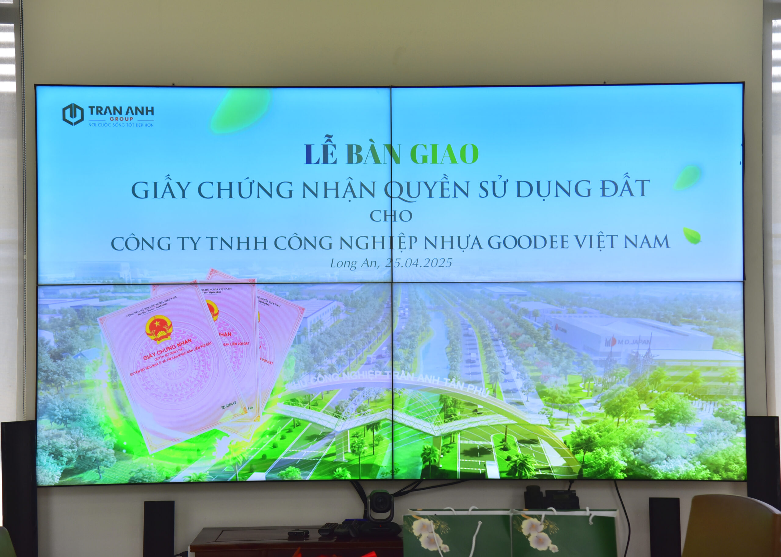 KCN TRẦN ANH TÂN PHÚ BÀN GIAO GCNQSDĐ CHO NHÀ ĐẦU TƯ SẢN XUẤT SẢN PHẨM TỪ NHỰA 